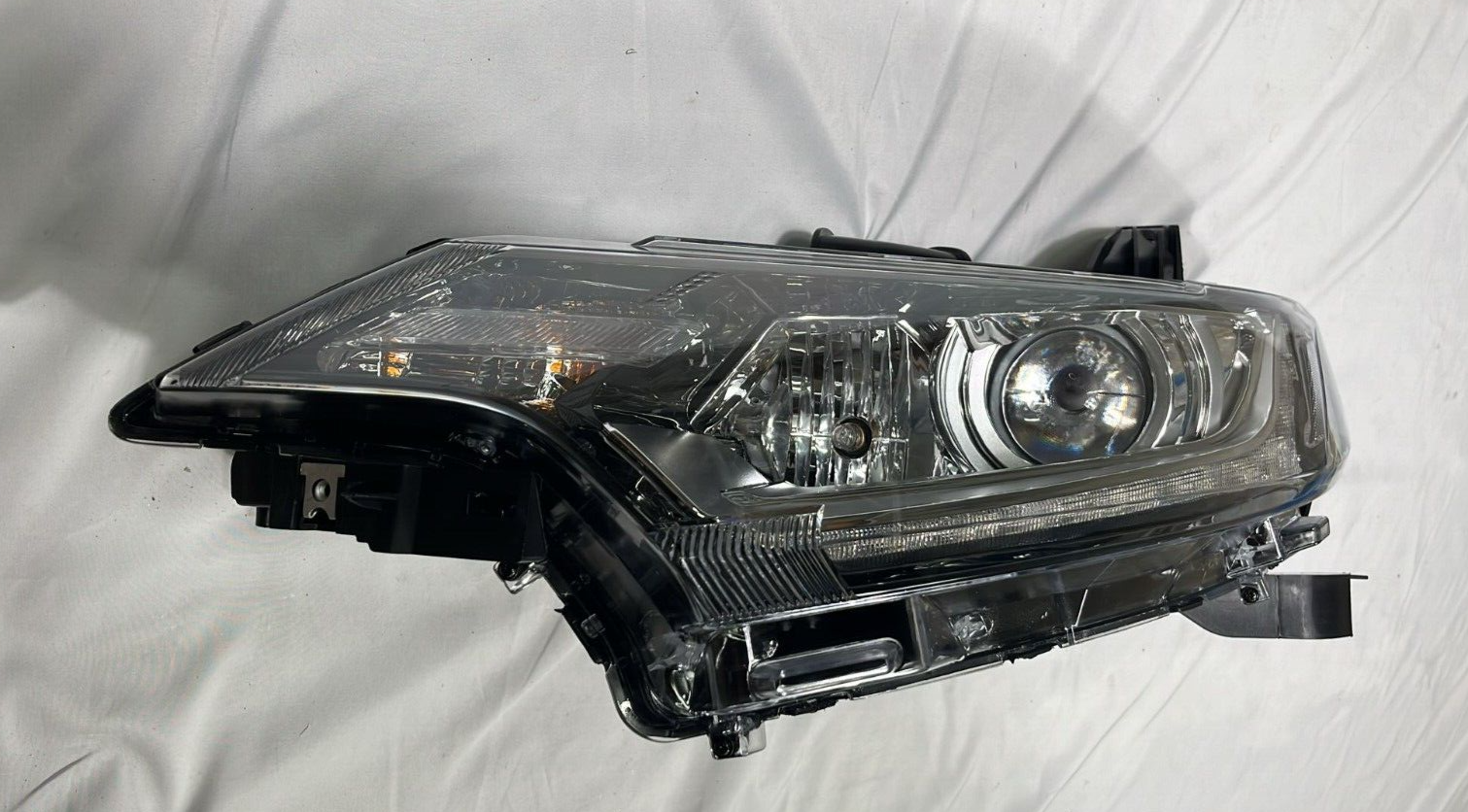 Mitsubishi Outlander 2016-2018-2024 Headlight Headlamp Halogen Passenger N/S